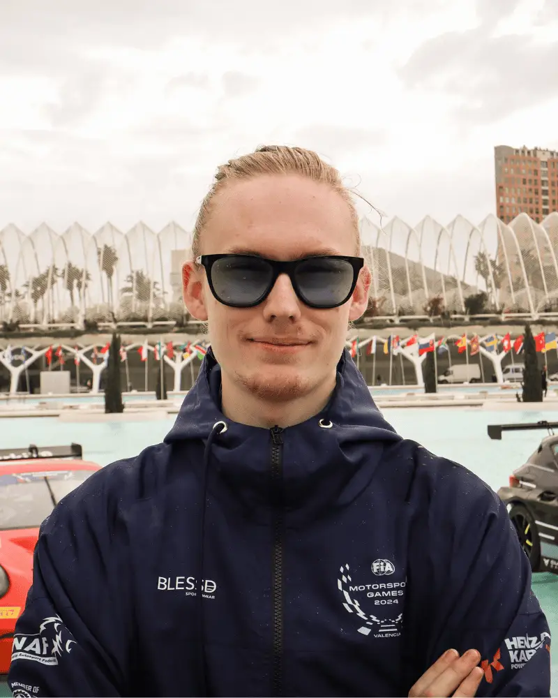 Abe Santema in een sim racing cockpit, die professionele coaching geeft.