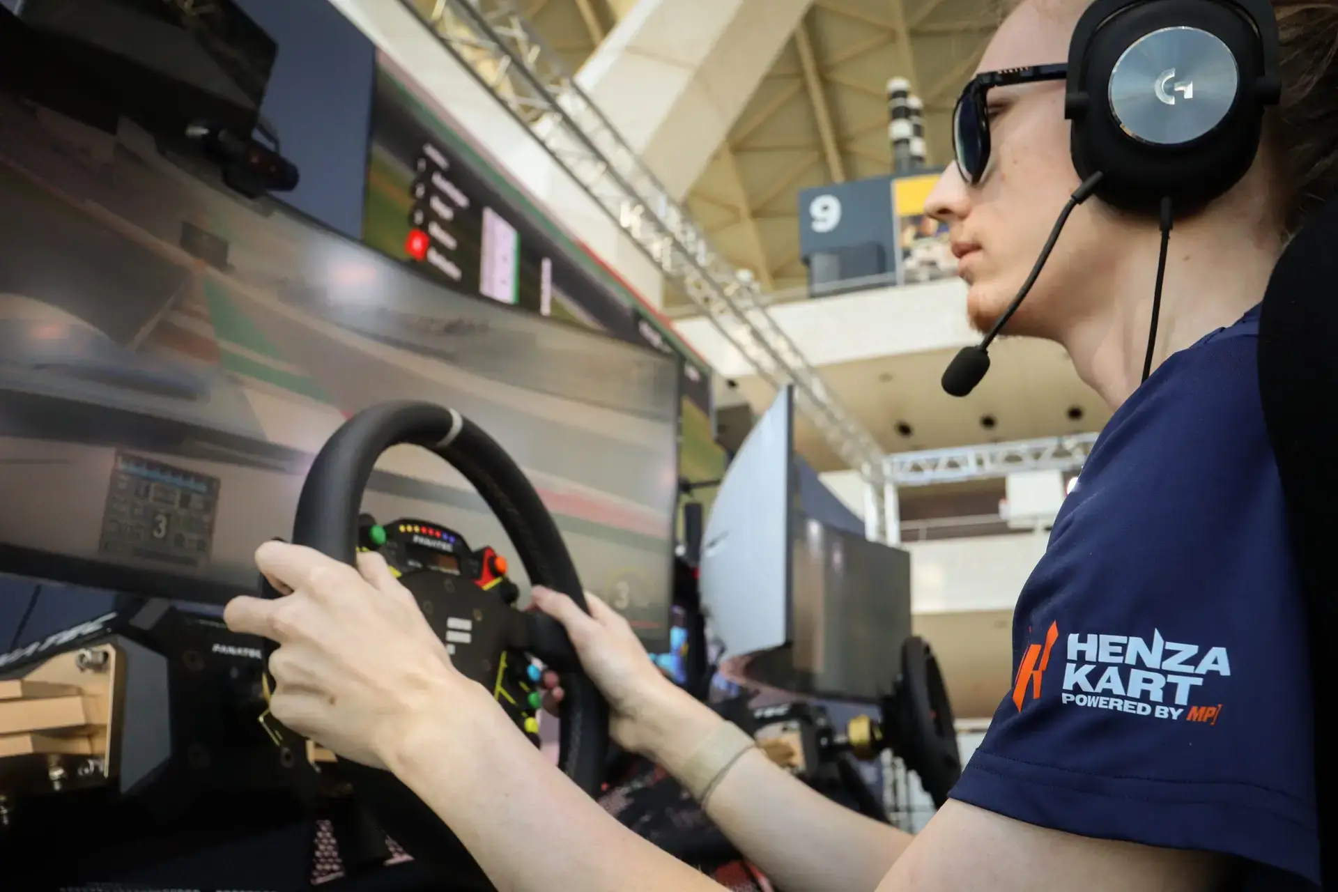 Abe Santema geeft persoonlijke sim racing coaching en data-analyse tijdens een evenement.