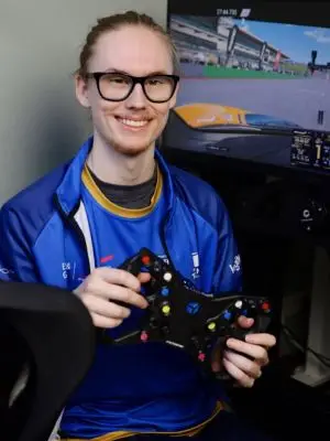 Abe Santema uitgelicht in de GrootSneek krant over zijn simracing carrière.