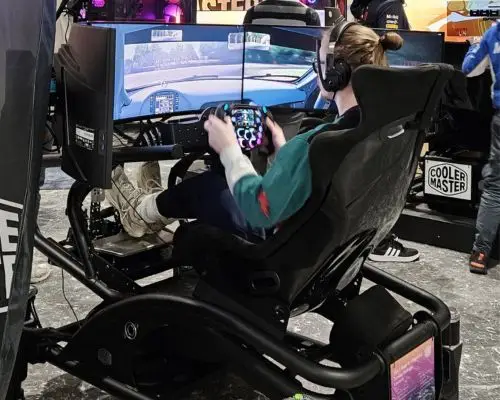 Een simracing setup illustreert wat is simracen: een realistische race-ervaring.